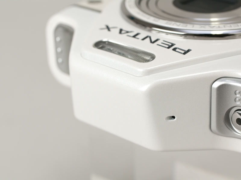 <b>クラシックブラック（左）にはちらし塗装、パールホワイト（右）には光沢仕上げをそれぞれ施す</b>