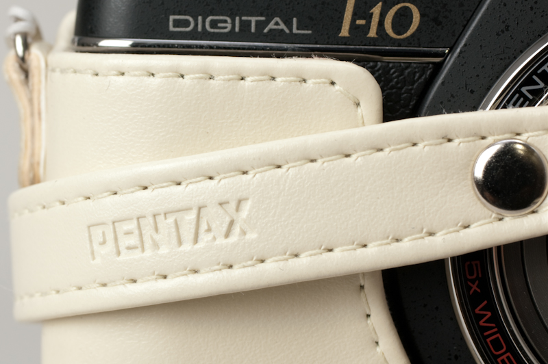 <b>ストラップには小さくPENTAXのロゴが彫り込まれている</b>