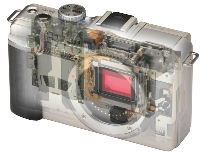 <b>透視イメージ。ポップアップストロボ用のバネが見える</b>