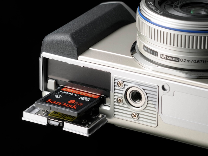 <b>SDHC/SDメモリーカードスロットを備える</b>