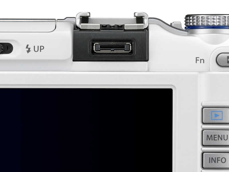 <b>ホットシュー後ろにアクセサリーポートを搭載。ここにVF-2やマイクアダプターを装着する</b>