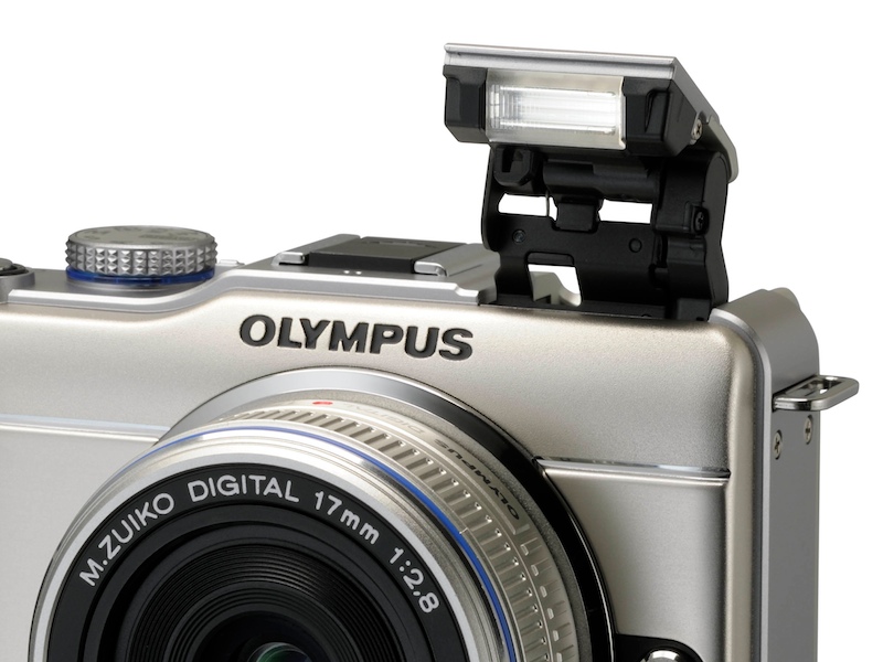 <b>ポップアップ式のストロボを内蔵。レンズはM.ZUIKO DIGITAL 17mm F2.8</b>