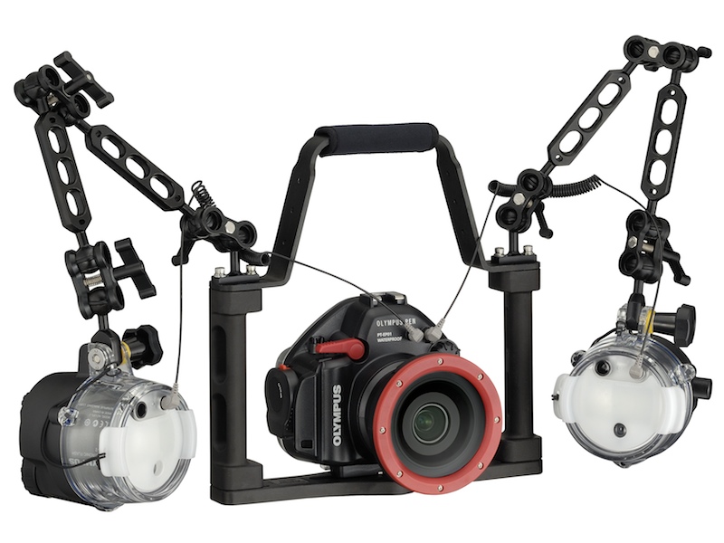 <b>水中専用ストロボ「UFL-2」との組み合わせ例</b>