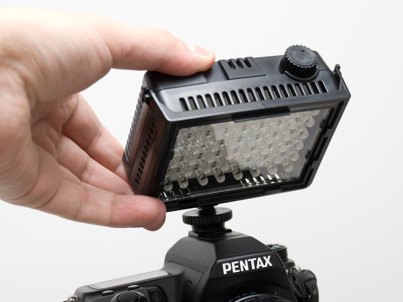 <b>前後に傾けられる</b>