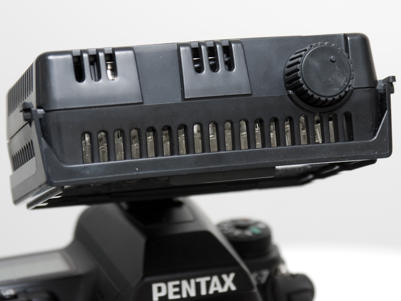 <b>上部のつまみはスイッチと光量調節を兼ねる</b>