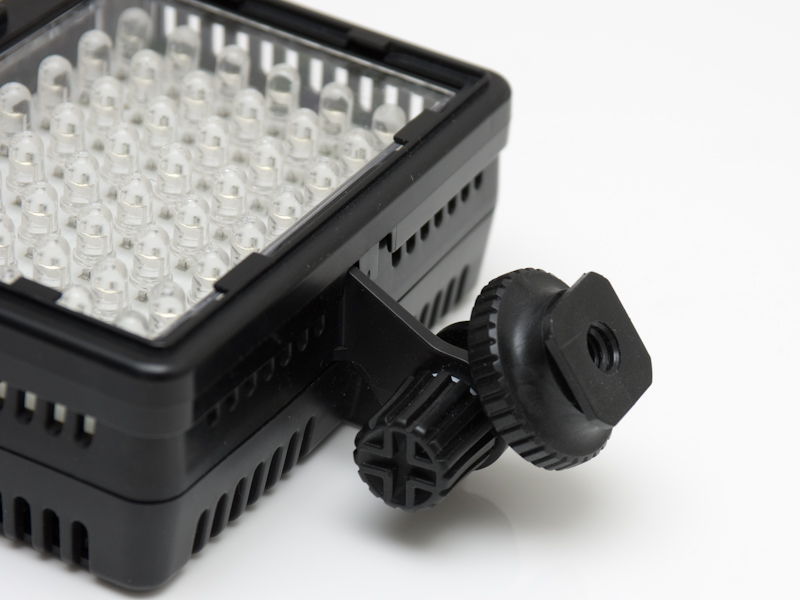 <b>ホットシューやアクセサリーシューに取り付けられる</b>