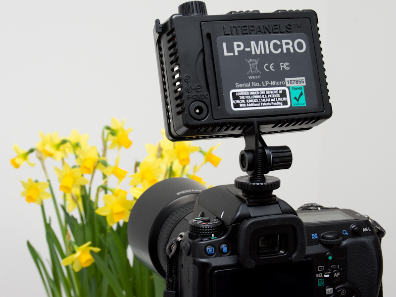 <b>ホットシューに着けて照射しているところ。外して手で持ったり、スタンドに取り付けて使用できる</b>