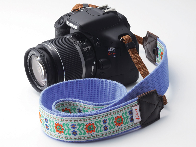 <b>EOS KissおでかけストラップをEOS Kiss X4に装着</b>