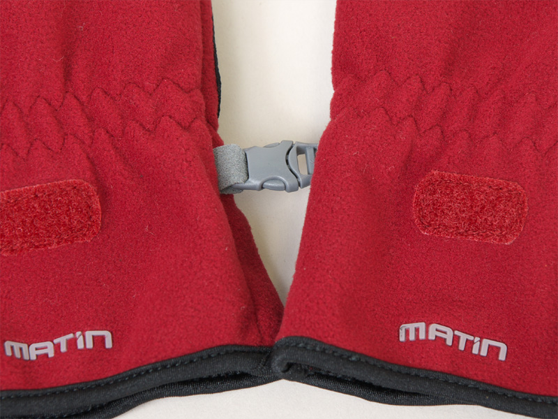 <b>左右の手袋はフックで連結できる</b>