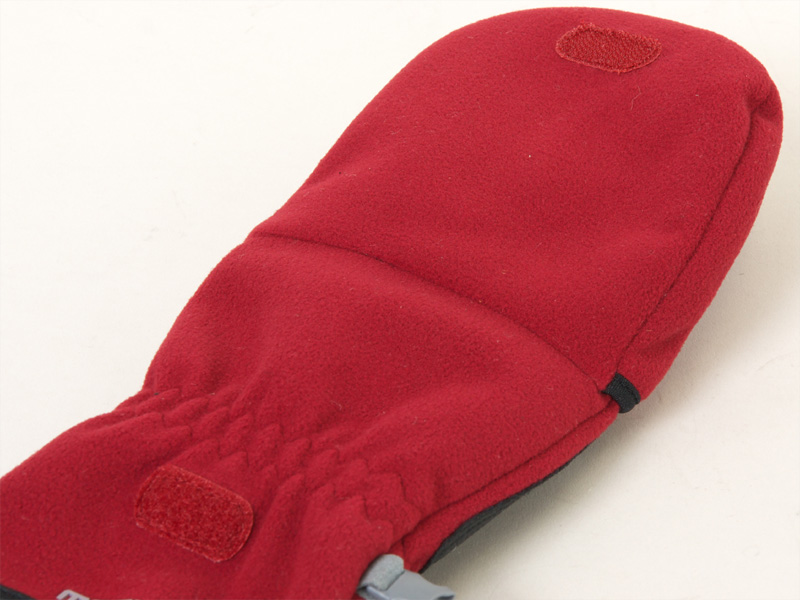 <b>指カバーはベルクロで手の甲部分に固定する（カラーはワイン）</b>