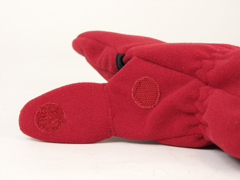 <b>親指部分の指カバーも同様にベルクロで固定</b>