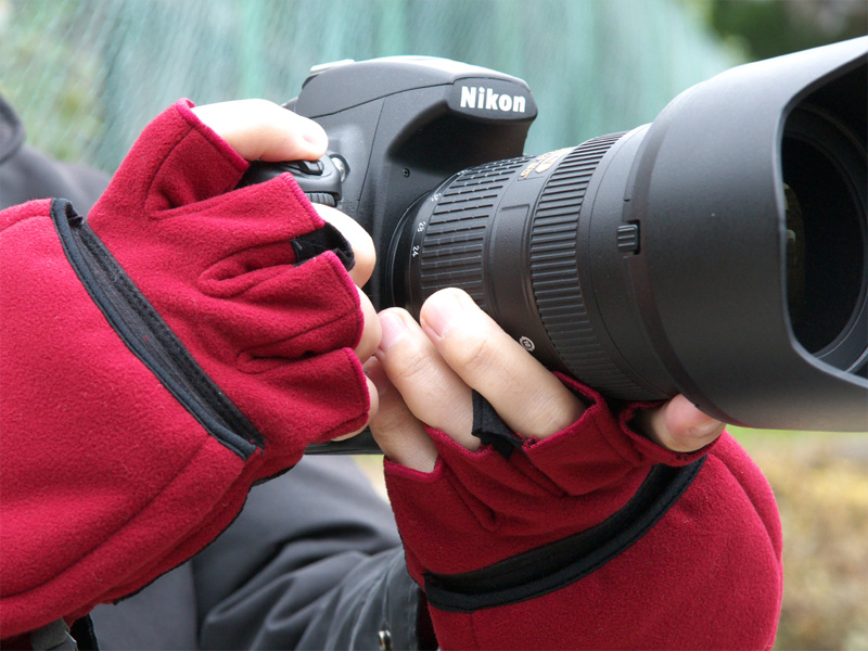 <b>マルチシューティンググラブ。左はLサイズ（ワイン）、右はMサイズ（ブラック）</b>