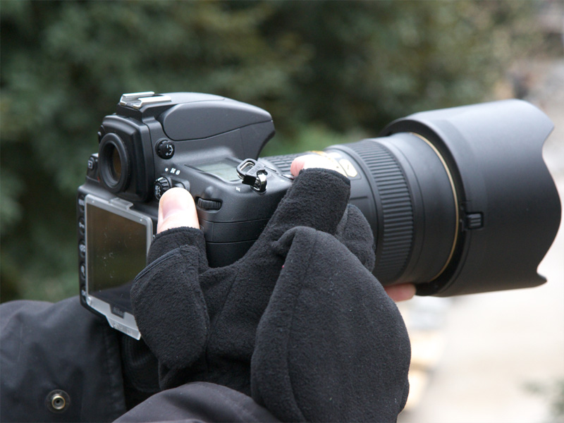 <b>指カバーをめくることにより、素手の感覚で操作できる（カラーはブラック）</b>