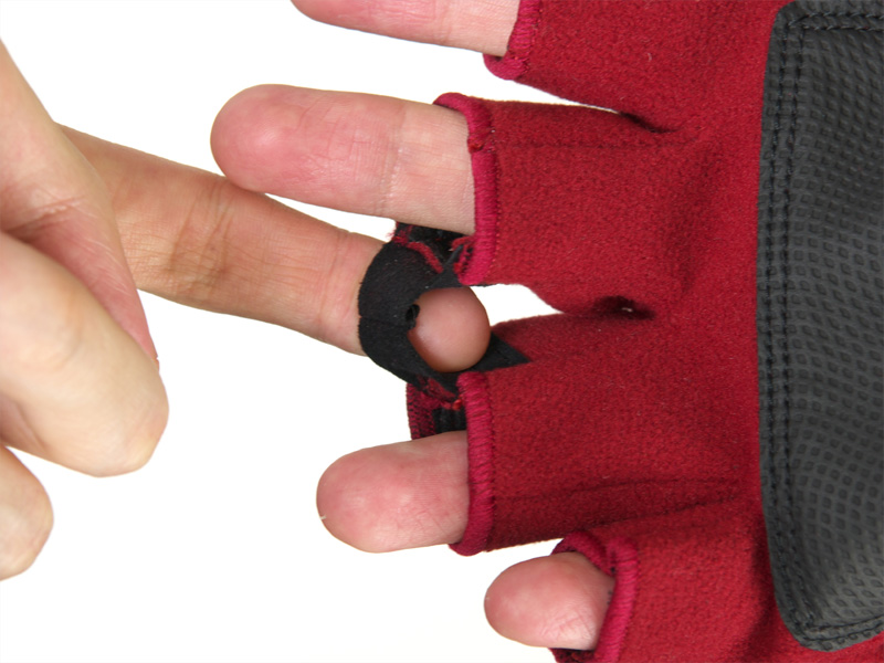 <b>ループを使って手袋を外すところ</b>