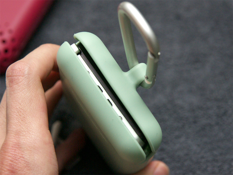 <b>カメラの出し入れは口の部分を広げて行なう</b>