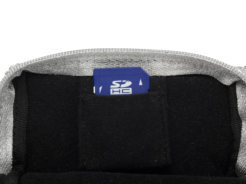 <b>内部に記録メディア用ポケットを備える</b>