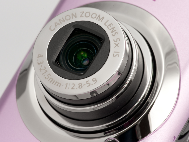 <b>レンズシフト式手ブレ補正機構を内蔵した24〜120mm相当の光学5倍ズーム。スペックからすると前モデルと同じレンズのようだ</b>