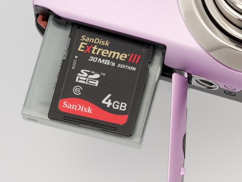 <b>バッテリーは前モデルと同じ。CIPA基準で220コマの撮影が可能。SDXC/SDHC/SDメモリーカードが使える（実際には裏向きに装填する）</b>