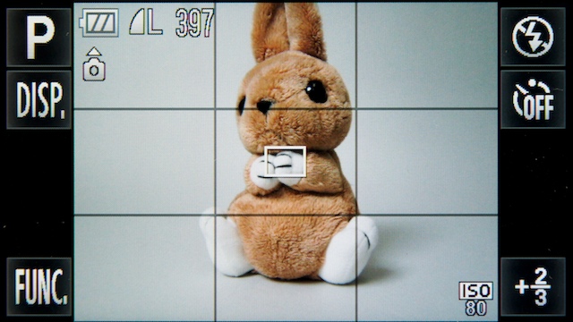 <b>撮影画面と液晶モニターの縦横比の違いから生まれる左右のスペースに、タッチボタンを並べた操作系。ボタン配置は自分で変えられる</b>