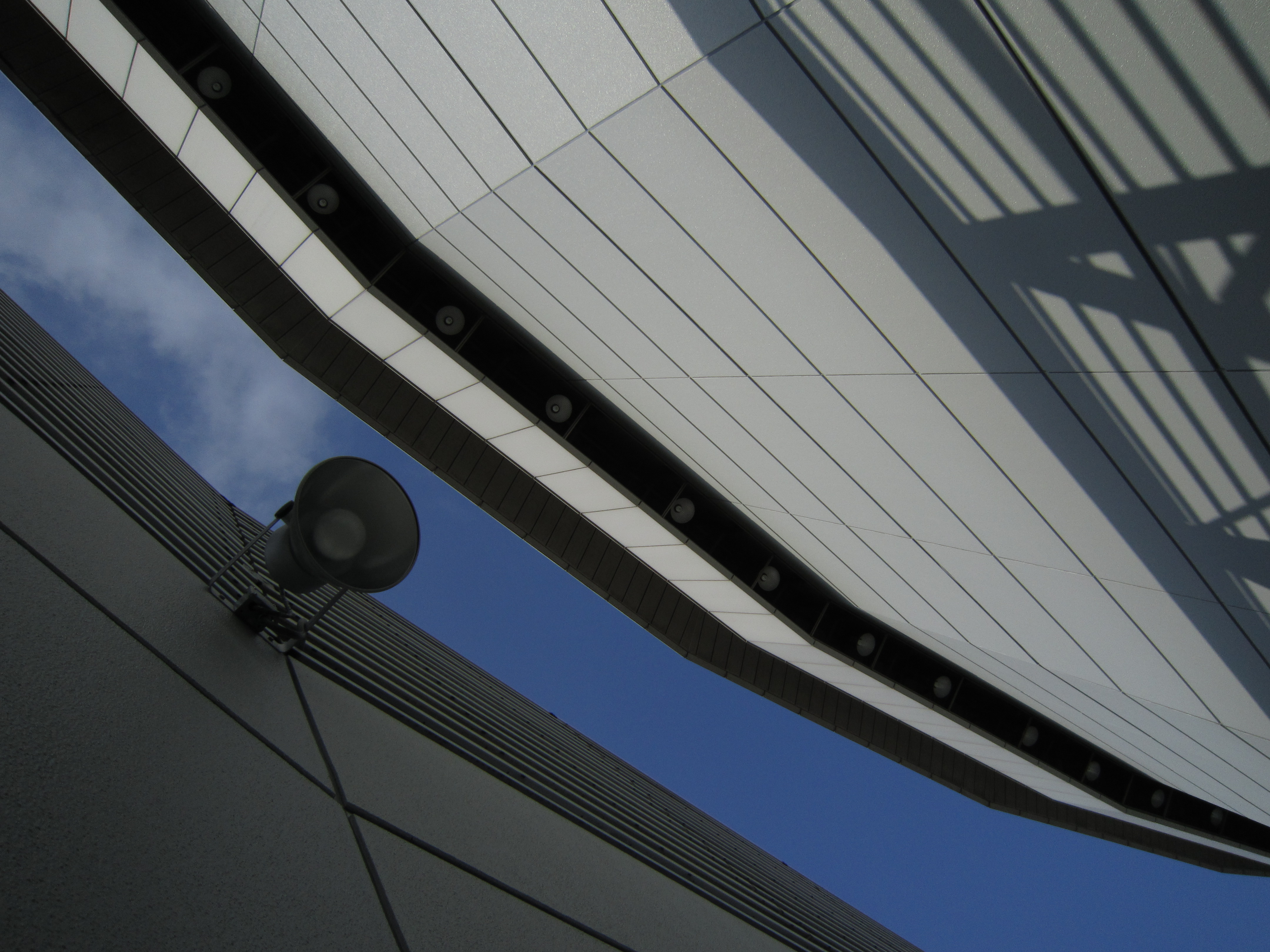 <b>広角端ではそれほど明るくないシーンでも絞りF4まで絞る一方、かなり明るくてもそれ以上に絞らない傾向がある<br>IXY 10S / 4,320×3,240 / 1/1250秒 / F4 / -0.7EV / ISO80 / WB:太陽光 / 4.3mm（24mm相当）</b>