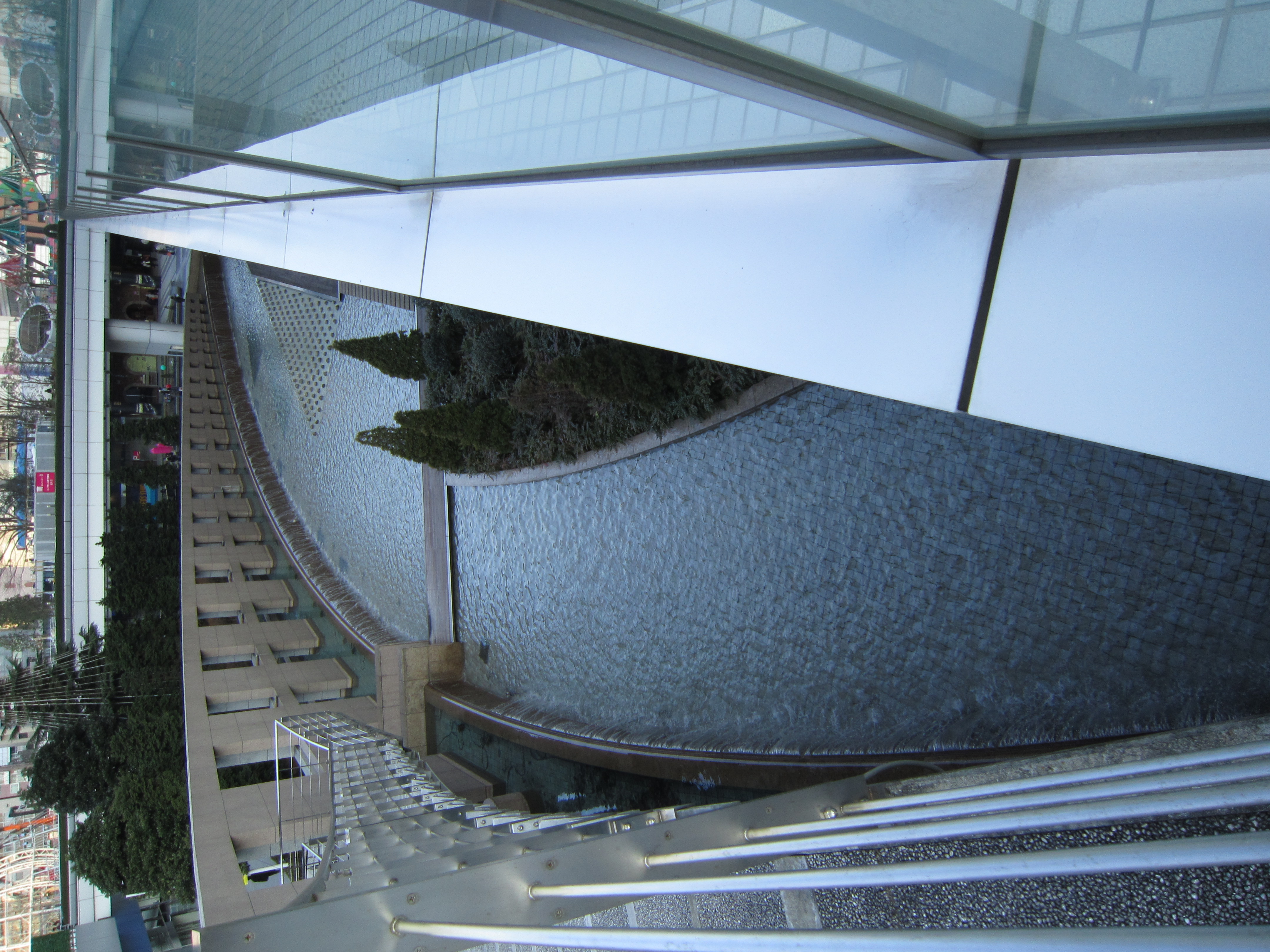 <b>広角端でF4まで絞る傾向があるのは、周辺部の画質を上げるのと回折による小絞りボケを避けるのと両方の意味合いがあるのかも<br>IXY 10S / 4,320×3,240 / 1/80秒 / F4 / 0EV / ISO80 / WB:太陽光 / 4.3mm（24mm相当）</b>