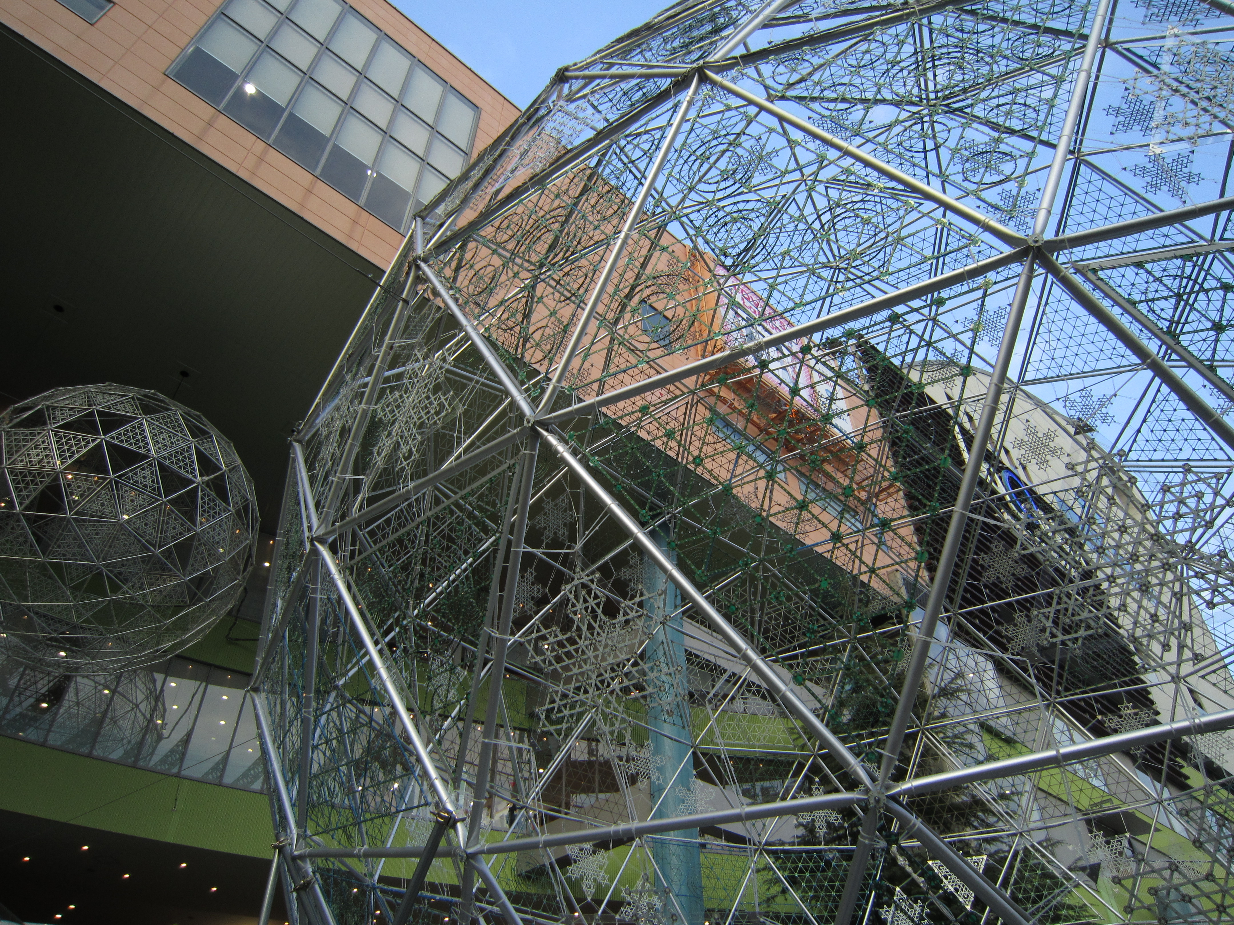 <b>広角端でも絞りF4だと四隅まできちんと解像しているし、色ニジミも気にならないレベル。24mm相当でこの画質なら十分だ<br>IXY 10S / 4,320×3,240 / 1/100秒 / F4 / -0.7EV / ISO80 / WB:太陽光 / 4.3mm（24mm相当）</b>