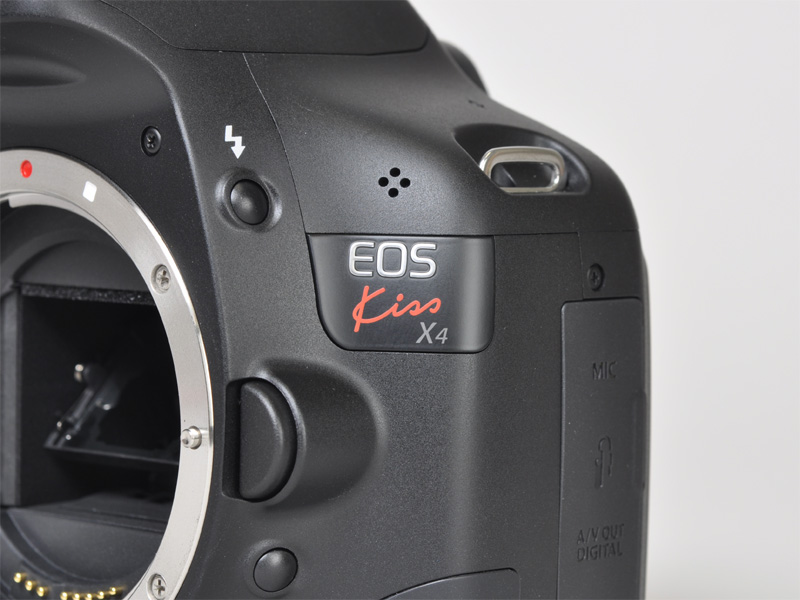 <b>EOSのロゴプレートと機種名ロゴがひとつになった</b>