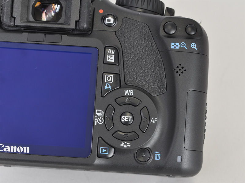 <b>動画撮影/ライブビューボタンとクイック設定ボタンを新設したほか、一部ボタンの形状を変更</b>