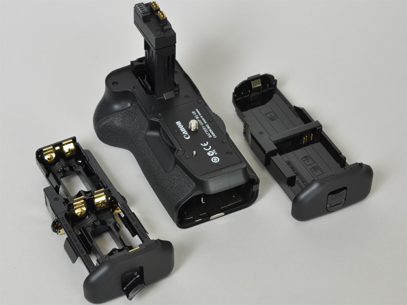 <b>BG-E8本体と付属のバッテリーホルダー。単3乾電池も使用可能</b>
