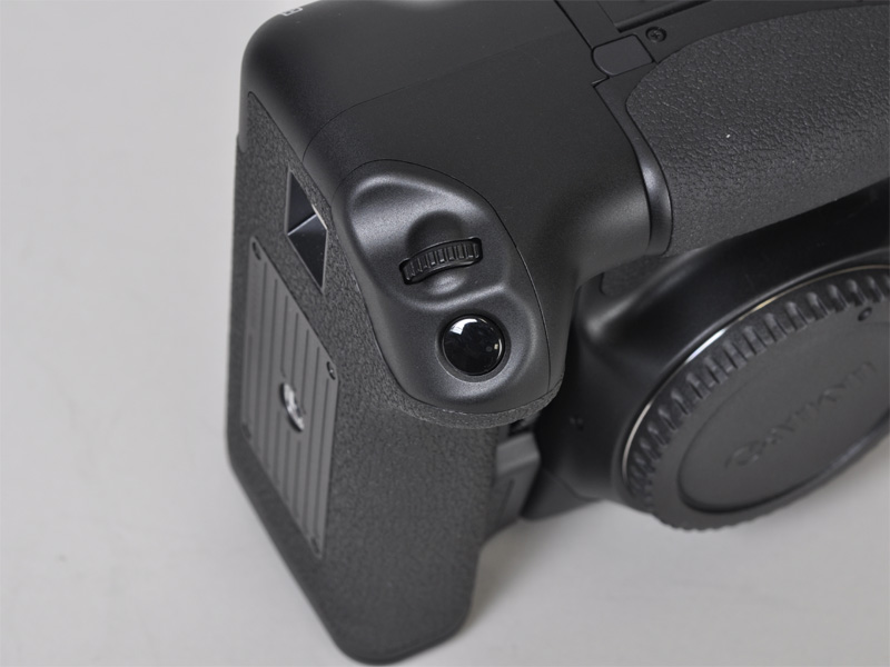 <b>縦位置シャッターボタンとダイヤル</b>