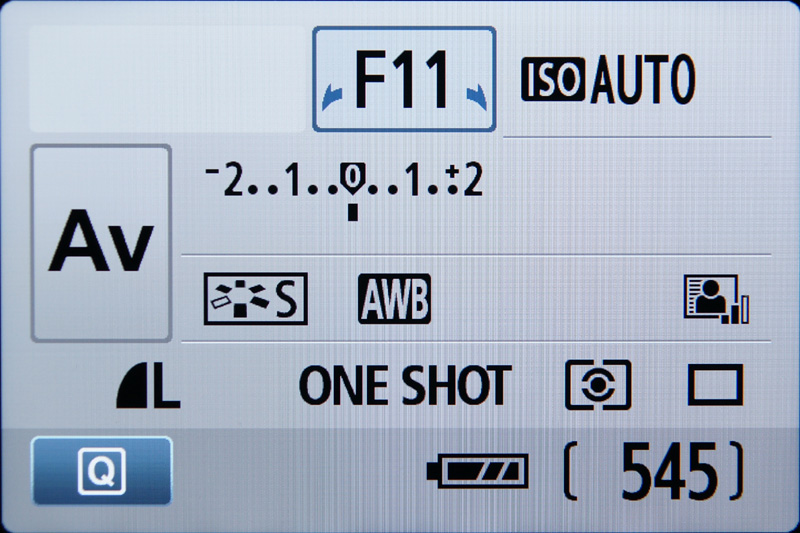 <b>ファインダー撮影時にクイック設定ボタンを押したところ。方向キーで項目を選択、操作できる</b>