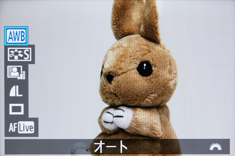 <b>ライブビュー撮影中にクイック設定ボタンを押すと、設定項目をオーバーレイ表示する</b>