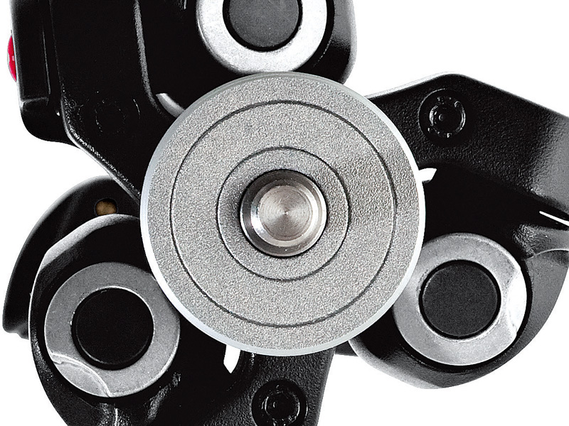 <b>732CYは3/8インチネジを備える。アッパーディスクはアルミダイキャスト製</b>