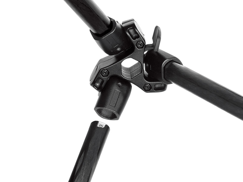 <b>ネジを緩めて脚パイプの交換が可能</b>