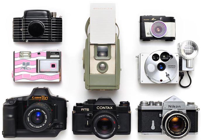 <b>展示カメラの一例。（左上から右に）コダック・バンタム・スペシャル、フジカミニ、ミノルタ クレージュac101、アンスコ・フレックス（中央）、オリンパス O-product、キヤノン T90、コンタックス RTS、ニコン F</b>