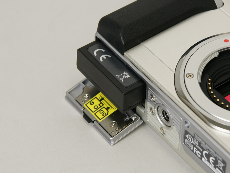 <b>バッテリーはE-P2/E-P1と同じ「BLS-1」を採用。対応メディアは引き続きSDHC/SDメモリーカード</b>