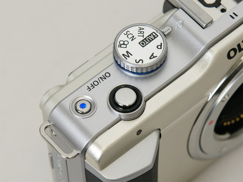 <b>E-P1/E-P2からレイアウトが大きく変わったシャッターボタン周り。露出補正ボタンが背面部に移動し、モードダイヤルが左手側から右手側に移動した</b>