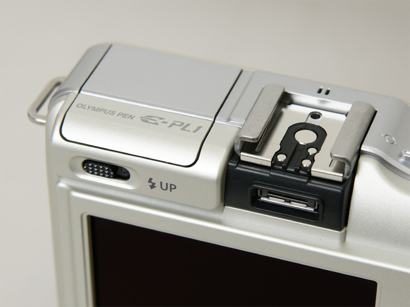 <b>ストロボとEVFなどの装着時に利用するアクセサリーポート。ストロボのポップアップは手動</b>