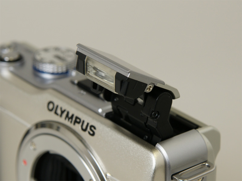 <b>内蔵ストロボをポップアップさせたところ</b>