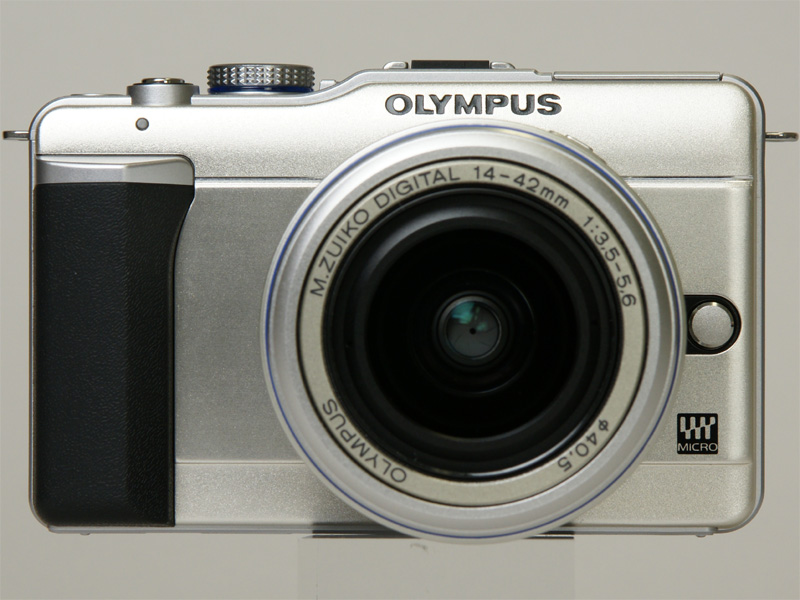 <b>M.ZUIKO DIGITAL ED 14-42mm F3.5-5.6 Lを装着したE-PL1</b>