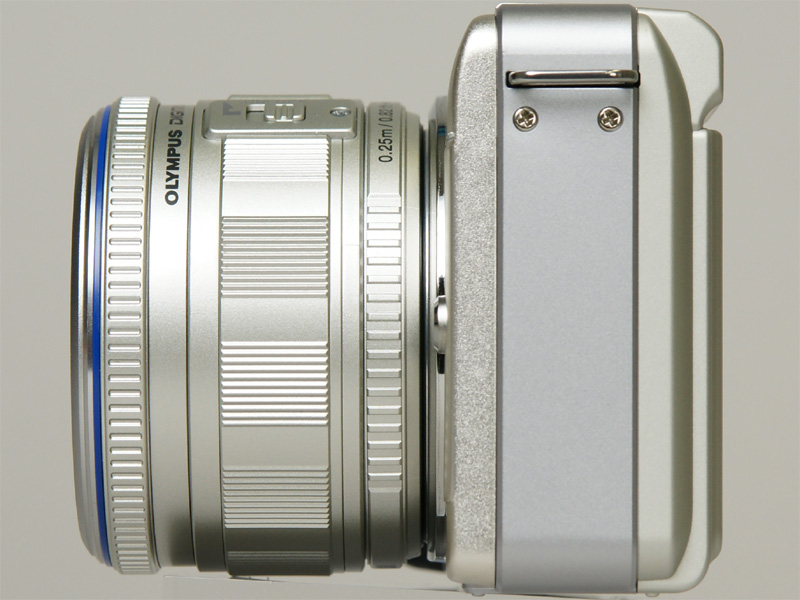 <b>M.ZUIKO DIGITAL ED 14-42mm F3.5-5.6 Lを装着したE-PL1</b>