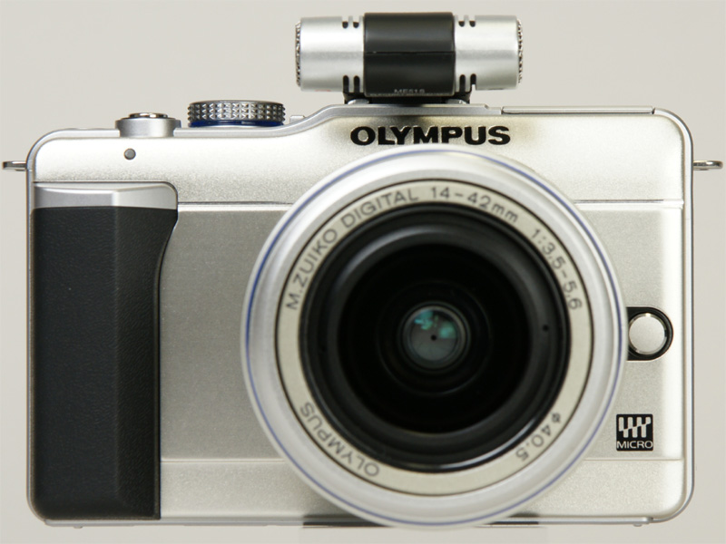 <b>マイクアダプターはホットシューに装着。アクセサリーポートを利用する</b>