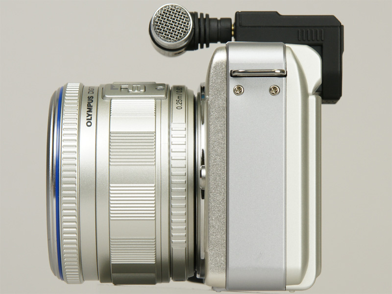 <b>ステレオミニ端子を持つEMA-1にマイクを取り付ける。市販のステレオマイクも使用可能</b>