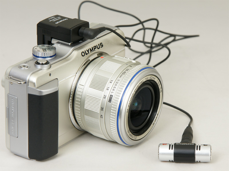 <b>同梱の延長ケーブルでステレオマイクをカメラ本体から離し、レンズの駆動音などを抑えた動画記録が行なえる</b>