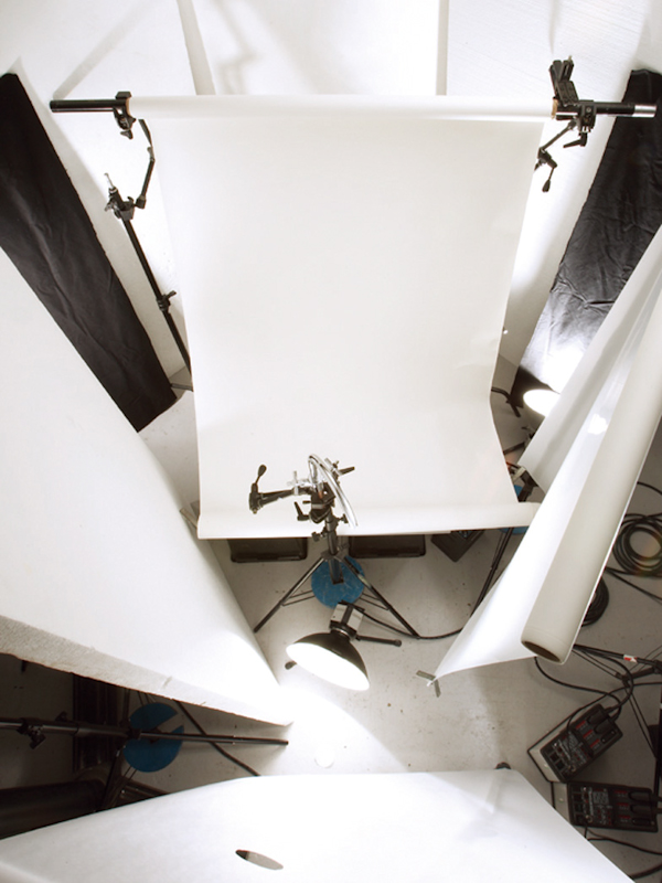 <b>カラーブロック（遮光布、写真左右奥）、カラードラフト（拡散フィルム、写真右）、カラートレース（拡散紙、写真手前）使用例</b>