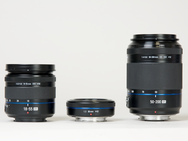 <b>左から18-55mm F3.5-5.6 OIS、30mm F2、50-200mm F4-5.6 ED OIS</b>