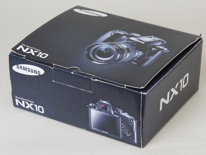 <b>標準ズームレンズキットの化粧箱。なぜか購入時、すでにくたびれていた</b>