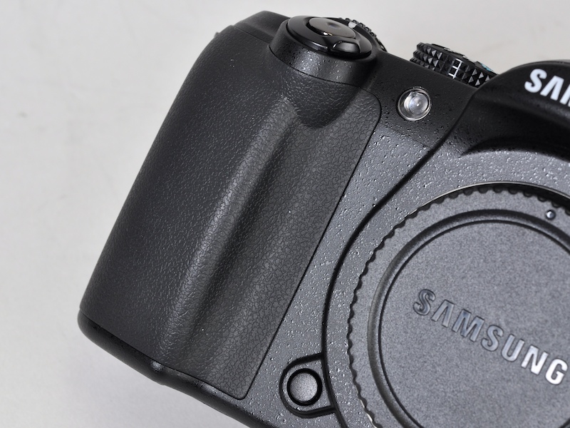 <b>特徴的な薄いグリップ。強く握ってもしっかりしている</b>