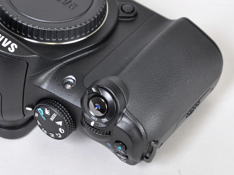 <b>特徴的な薄いグリップ。強く握ってもしっかりしている</b>