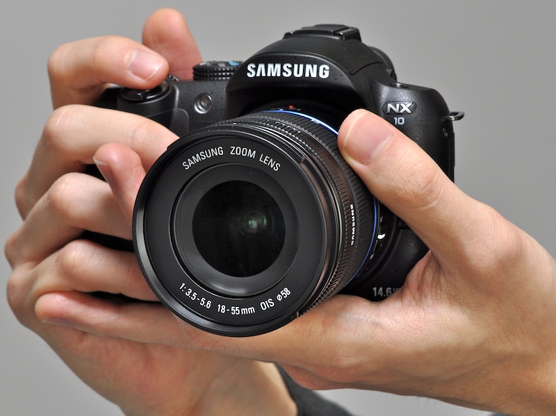 <b>手に持った状態。小指は少し余るものの、収まりが悪いというほどではない</b>